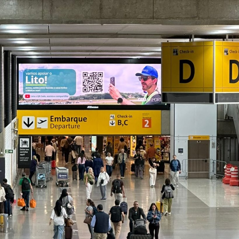 Foto do banner desejando força ao Lito no Aeroporto Internacional de Guarulhos