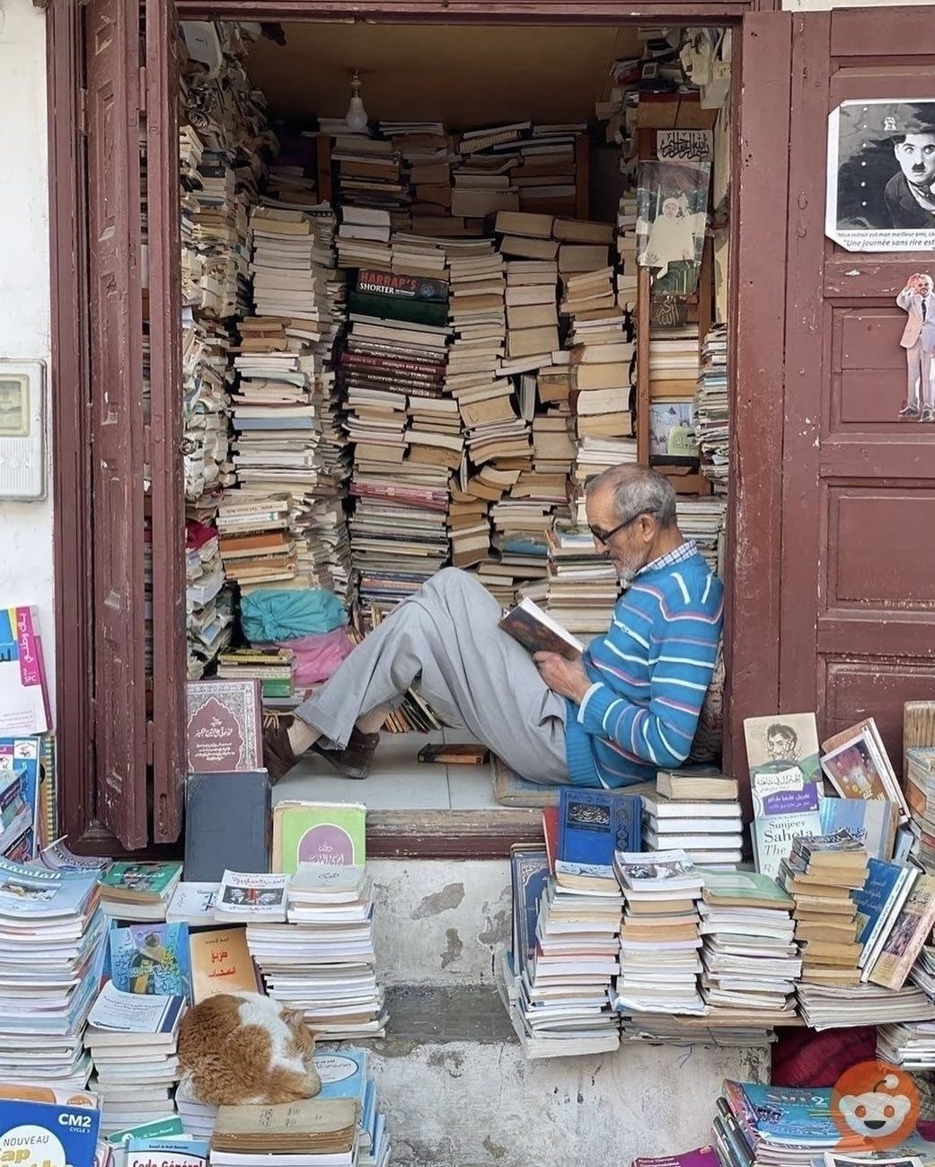 Aziz em sua loja